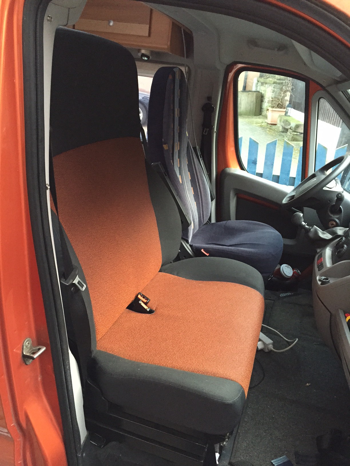Drehbare Doppelsitzbank bietet auch Platz für insgesamt fünf – Kastenwagen  für fünf